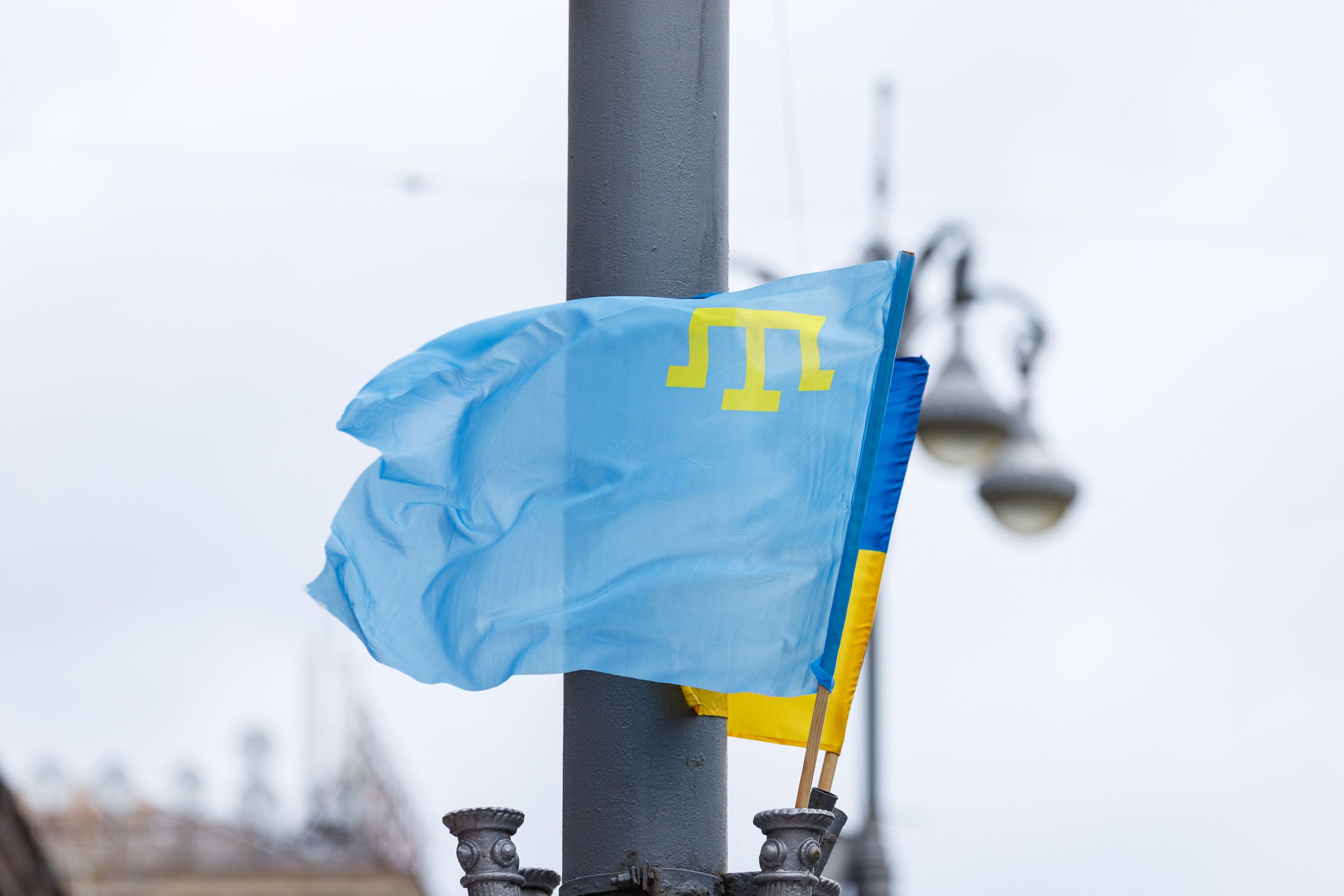 Біля будівлі Київради підняли кримськотатарський прапор на знак солідарності та підтримки