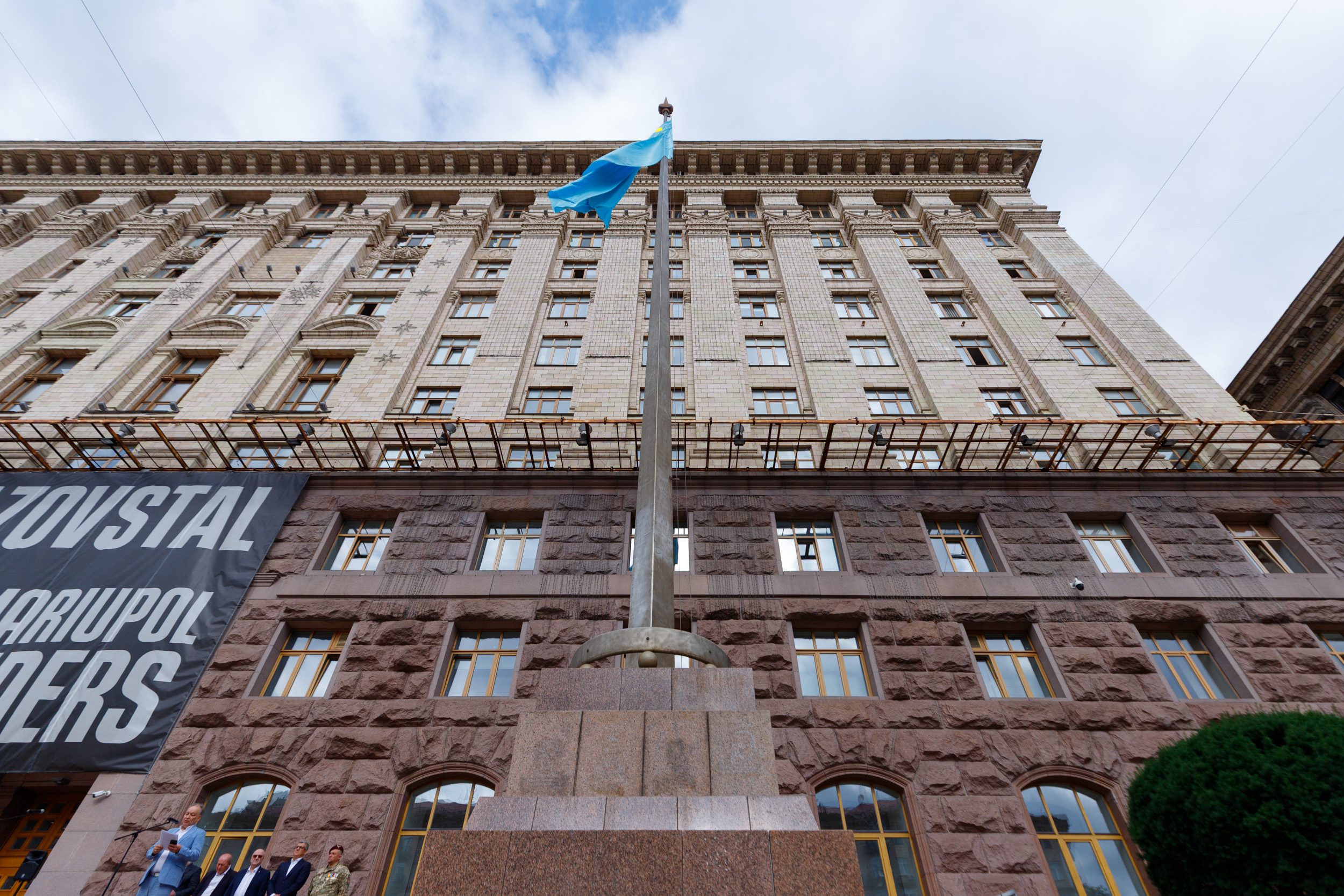 Біля будівлі Київради підняли кримськотатарський прапор на знак солідарності та підтримки