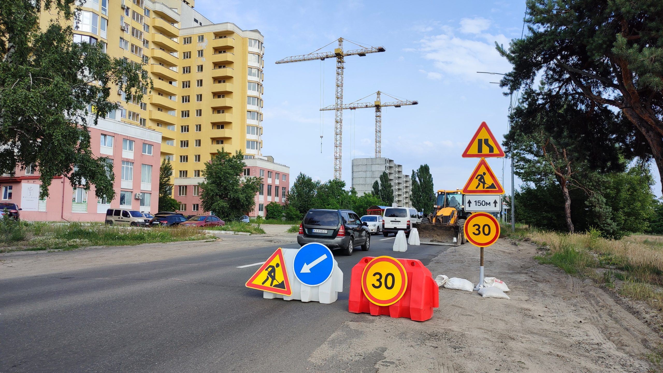 У Дарницькому районі облаштовують нове світлофорне перехрестя для безпечнішого руху