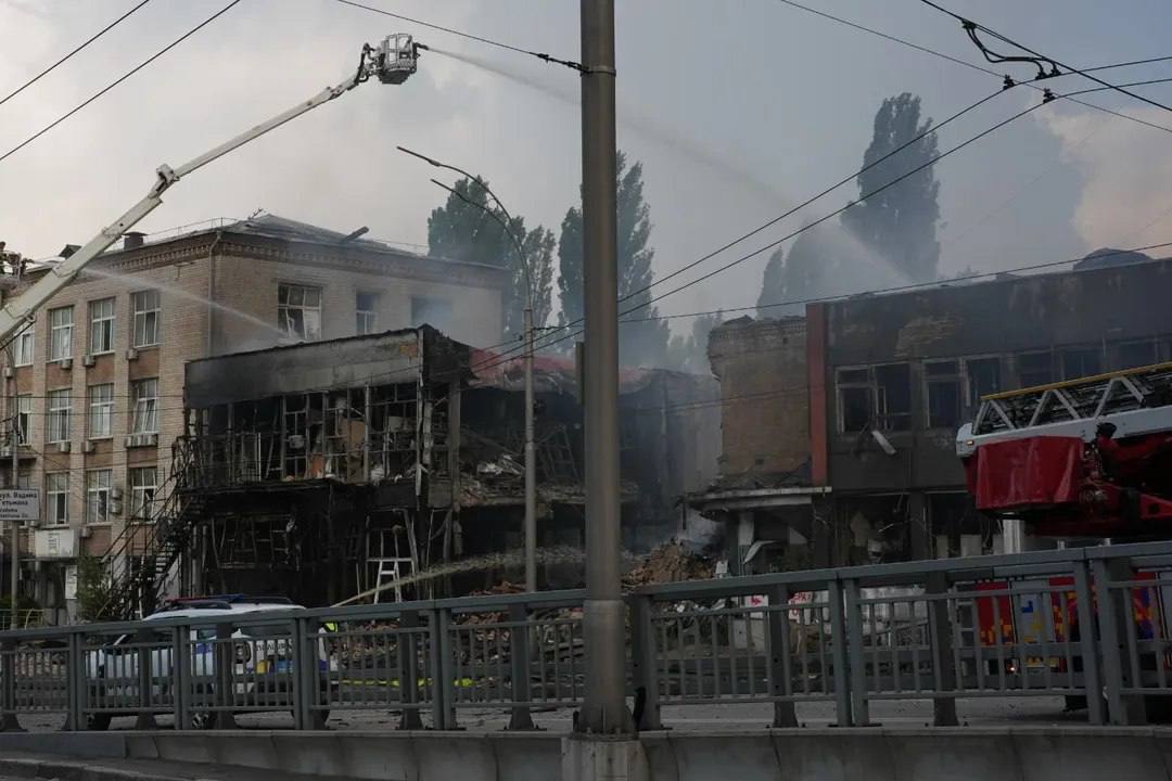 Ворог атакував Київ балістикою та БпЛА: відомо про чотирьох вбитих, десятки постраждалих Ворог атакував Київ балістикою та БпЛА: відомо про чотирьох вбитих, десятки постраждалих