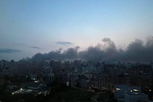 Внаслідок масованої ворожої атаки в багатьох районах Києва є пошкодження та пожежі Внаслідок масованої ворожої атаки в багатьох районах Києва є пошкодження та пожежі