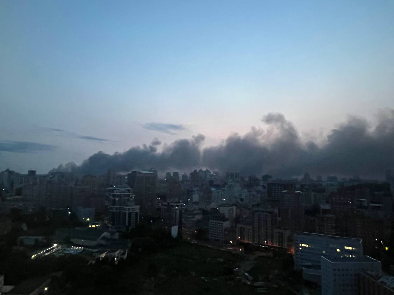 Внаслідок масованої ворожої атаки в багатьох районах Києва є пошкодження та пожежі Внаслідок масованої ворожої атаки в багатьох районах Києва є пошкодження та пожежі