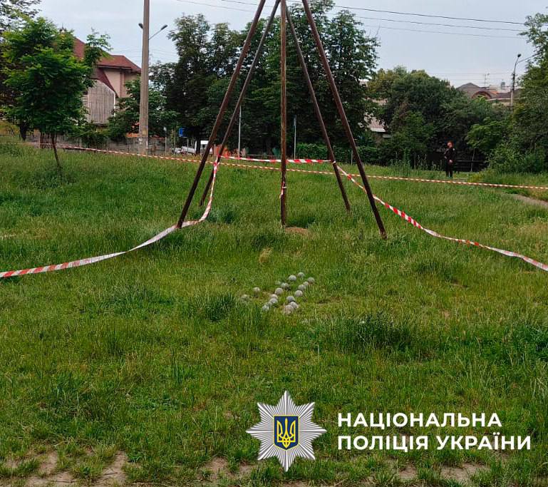 У Києві вибухотехніки знешкодили нерозірвані касетні боєприпаси у квартирах після ракетної атаки (фото, відео)