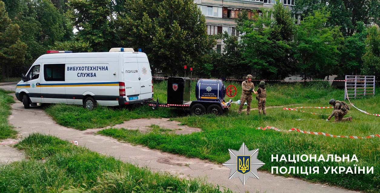 У Києві вибухотехніки знешкодили нерозірвані касетні боєприпаси у квартирах після ракетної атаки (фото, відео)