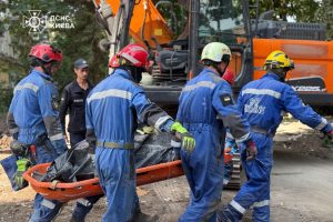 У Солом’янському районі тривають роботи після ракетного удару: вже 21 загиблий, тривають рятувальні роботи У Солом’янському районі тривають роботи після ракетного удару: вже 21 загиблий, тривають рятувальні роботи