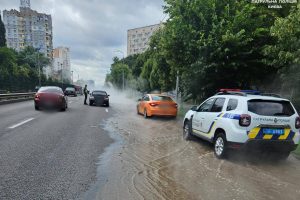 У Києві поблизу КПІ на Борщагівській пошкоджено тепломережу, можливі ускладнення руху транспорту У Києві поблизу КПІ на Борщагівській пошкоджено тепломережу, можливі ускладнення руху транспорту
