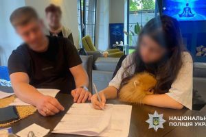У столиці викрили кол-центр, який продавав фальшиві водійські посвідчення ЄС за 2000 євро (фото) У столиці викрили кол-центр, який продавав фальшиві водійські посвідчення ЄС за 2000 євро (фото)