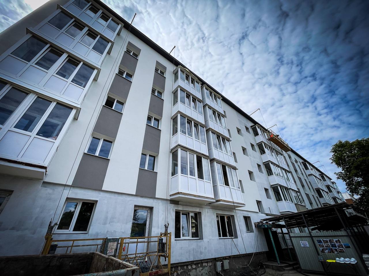 У Бородянці вже відбудовано понад півтисячі зруйнованих росіянами будівель У Бородянці вже відбудовано понад півтисячі зруйнованих росіянами будівель