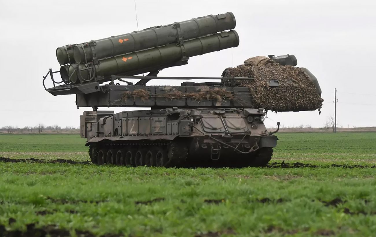 Сили безпілотних систем знищили російський “Бук-М3” разом із боєкомплектом Сили безпілотних систем знищили російський “Бук-М3” разом із боєкомплектом