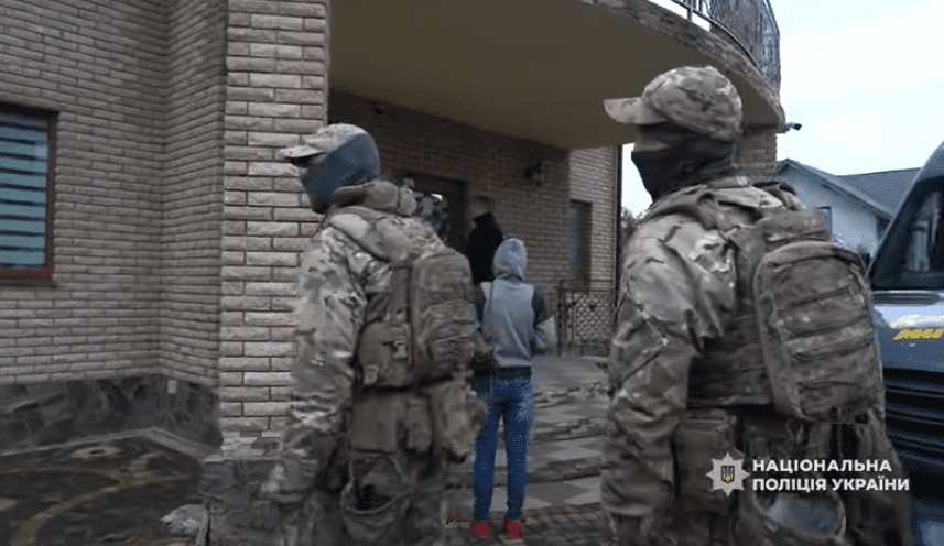 Нацполіція викрила масштабну схему незаконного переправлення військовозобов’язаних через кордон