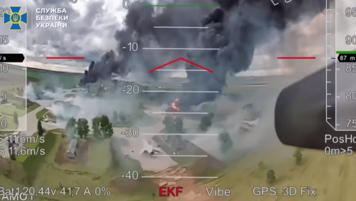 Операція “Павутина”: СБУ оприлюднила відео шляху FPV-дрона від вильоту до ураження літака Операція “Павутина”: СБУ оприлюднила відео шляху FPV-дрона від вильоту до ураження літака