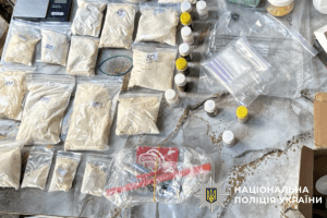Поліцейські знешкодили три нарколабораторії у Києві Поліцейські знешкодили три нарколабораторії у Києві