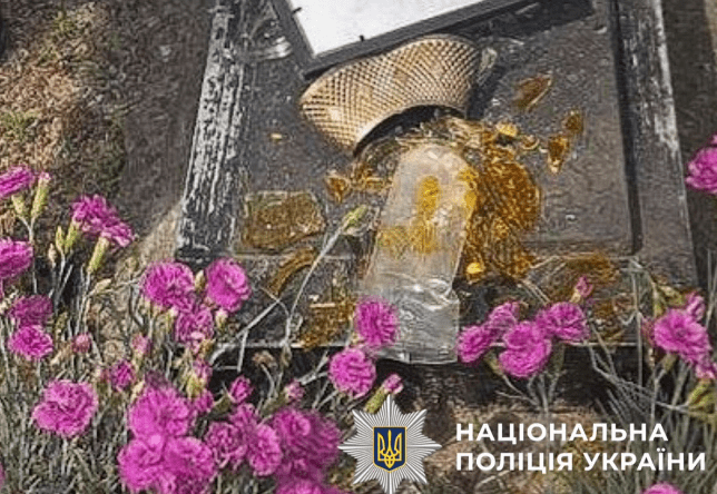 Поліція затримала вандала, який пошкодив 80 надмогильних споруд у Бучі (фото) Поліція затримала вандала, який пошкодив 80 надмогильних споруд у Бучі (фото)