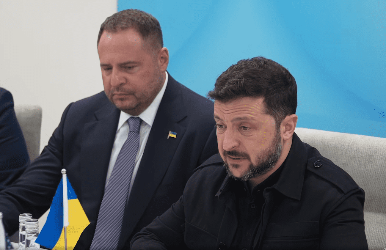 Зеленський в костюмі прибув на саміт НАТО