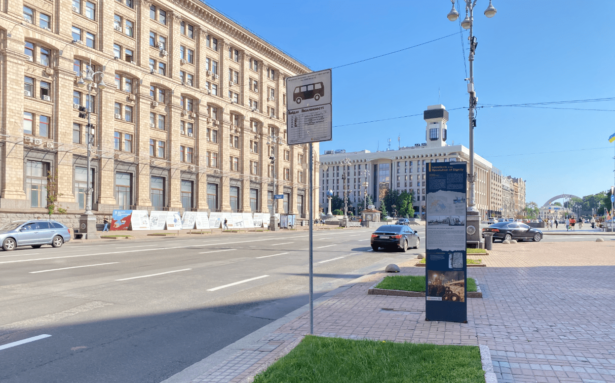 Зупинку транспорту на столичному Майдані Незалежності біля меморіалу з прапорами перенесли