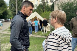 У Дарницькому районі розгорнули штаб допомоги постраждалим від нічної ворожої атаки У Дарницькому районі розгорнули штаб допомоги постраждалим від нічної ворожої атаки