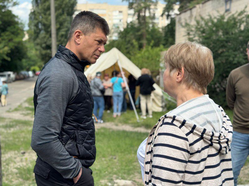 У Дарницькому районі розгорнули штаб допомоги постраждалим від нічної ворожої атаки У Дарницькому районі розгорнули штаб допомоги постраждалим від нічної ворожої атаки