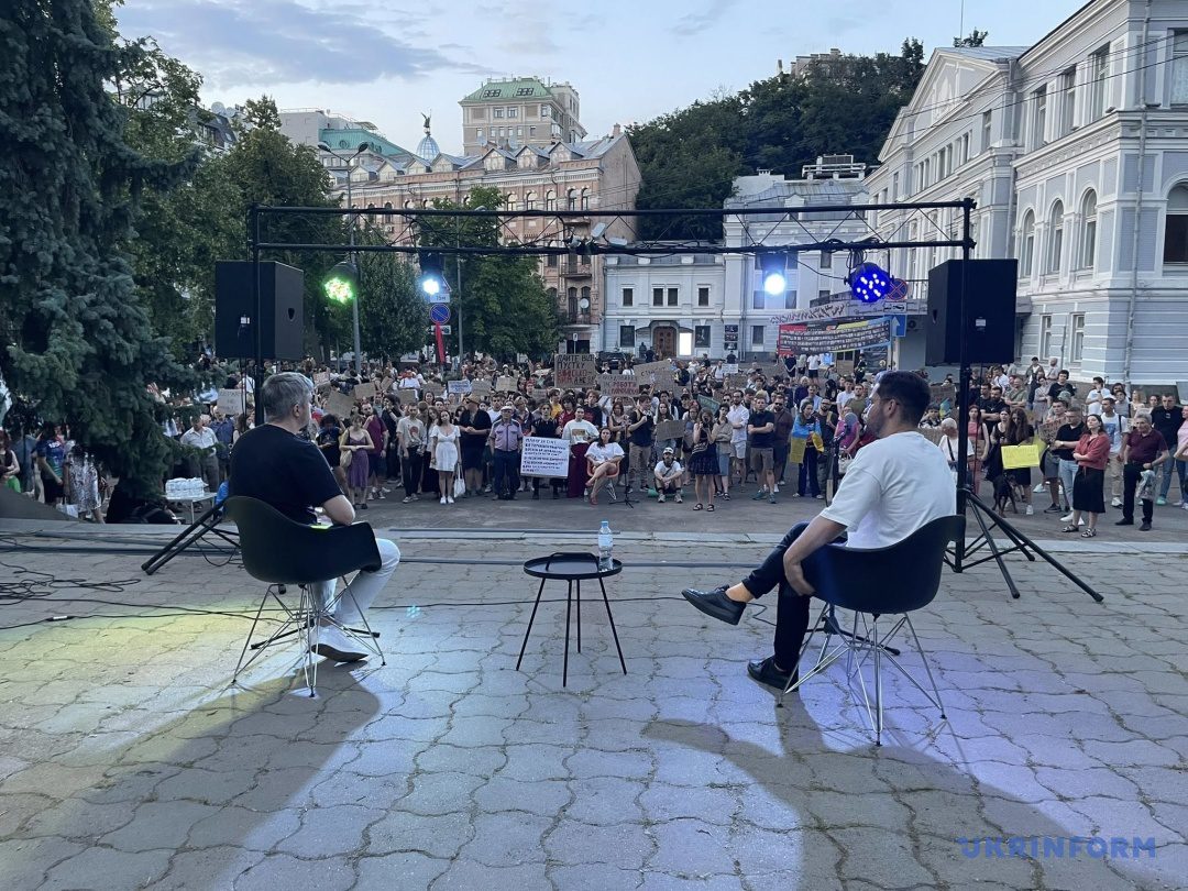 У Києві п’ятий день поспіль пройшли протести щодо закону про НАБУ та САП У Києві п’ятий день поспіль люди вийшли на протест щодо закону про НАБУ та САП
