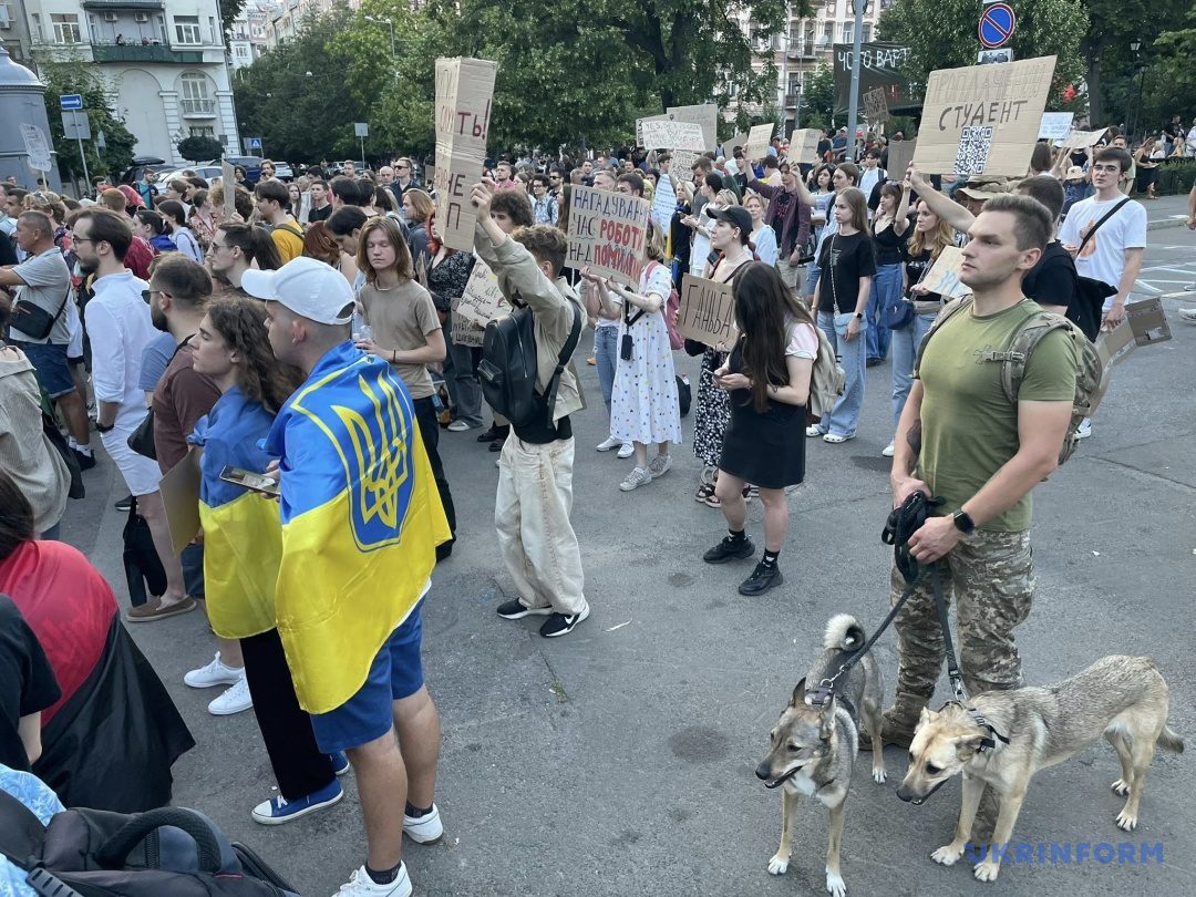 У Києві п’ятий день поспіль пройшли протести щодо закону про НАБУ та САП У Києві п’ятий день поспіль люди вийшли на протест щодо закону про НАБУ та САП