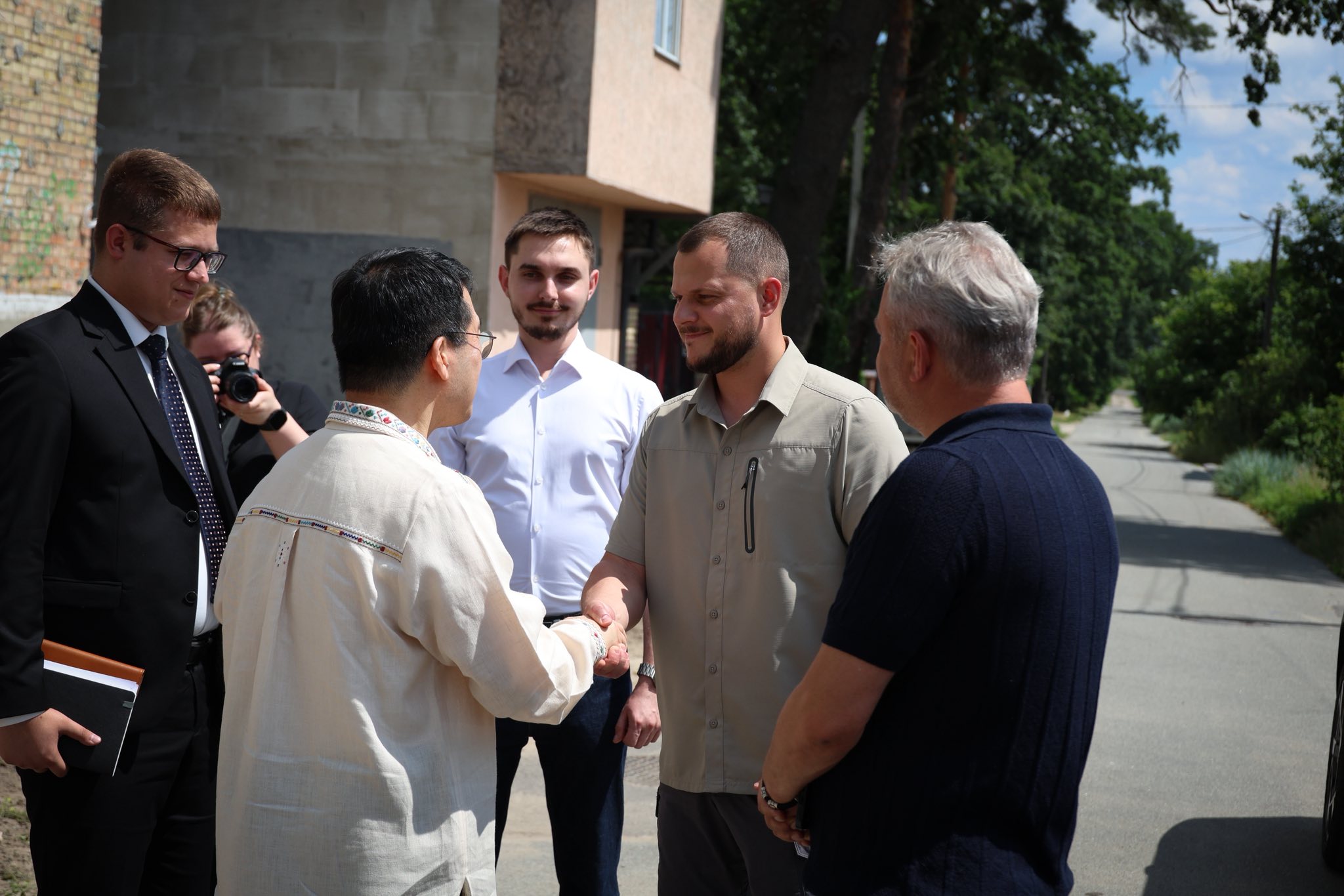 Голова КОДА та Посол Республіки Корея в Україні відвідали у Бучі Центр реабілітації дітей з інвалідністю, який реконструюється