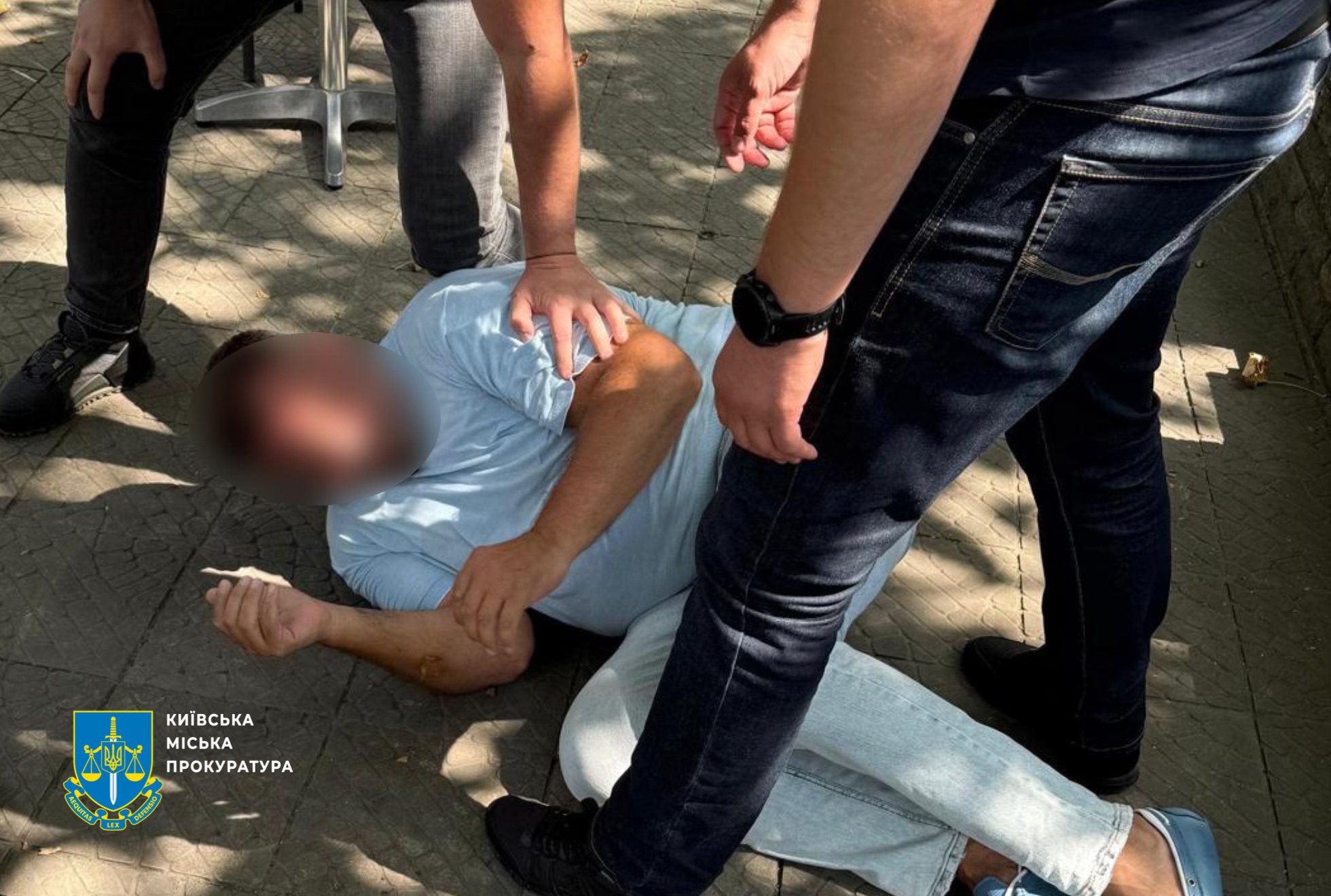 Правоохоронці затримали шахрая, який за 25 тис. євро обіцяв працевлаштувати дівчину на керівну посаду до Офісу генпрокурора Правоохоронці затримали шахрая, який за 25 тис. євро обіцяв працевлаштувати дівчину на керівну посаду до Офісу генпрокурора