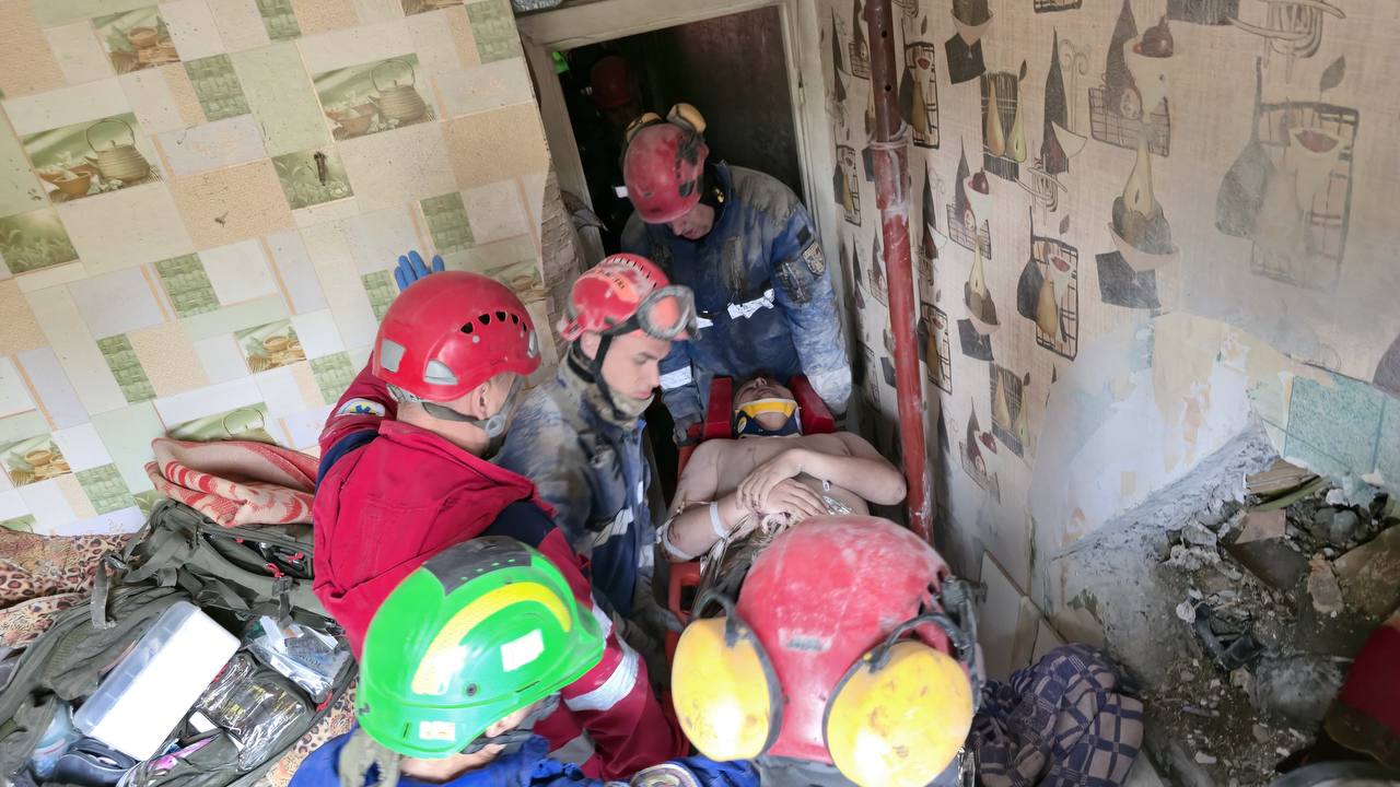 Кількість постраждалих внаслідок атаки рф на Київ збільшилась: 7 загиблих та 44 поранених в лікарнях Кількість постраждалих внаслідок атаки рф на Київ збільшилась: 7 загиблих та 44 поранених в лікарнях