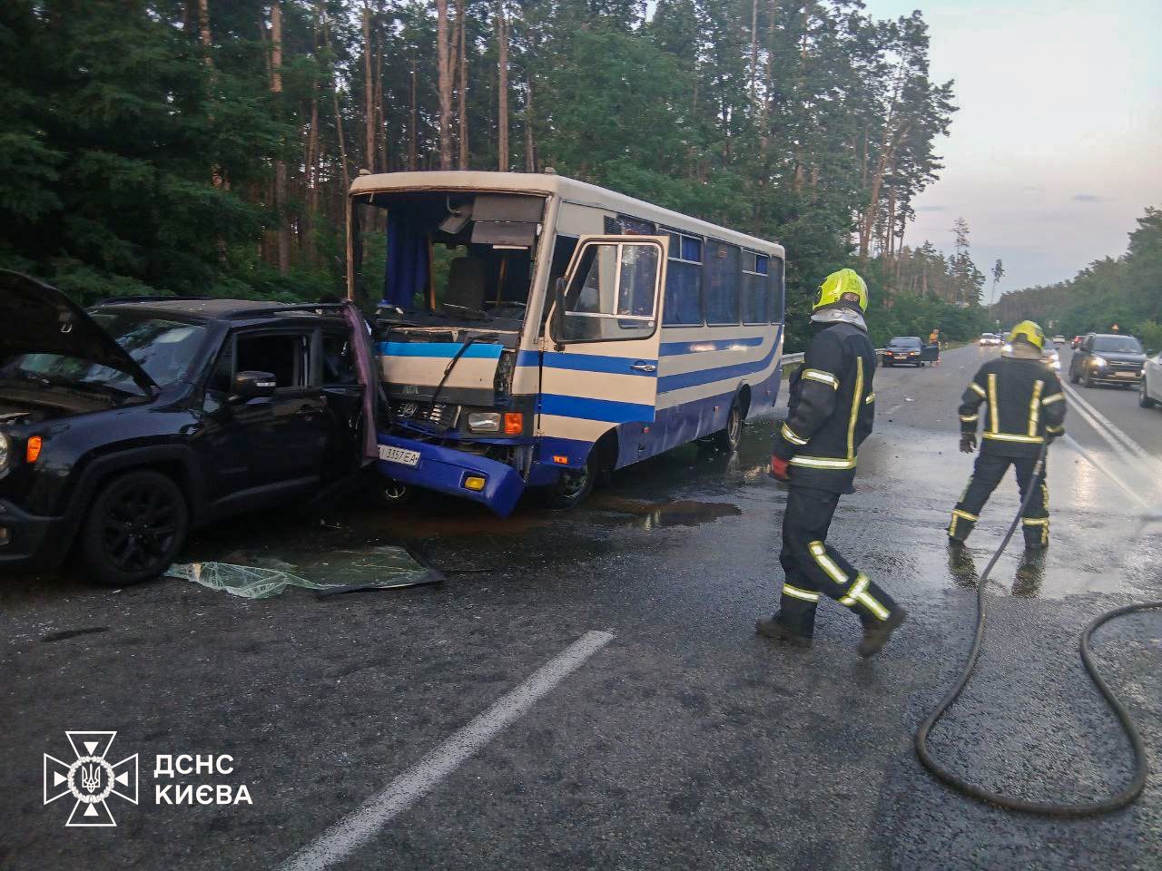 У Києві рейсовий автобус врізався в авто (фото)