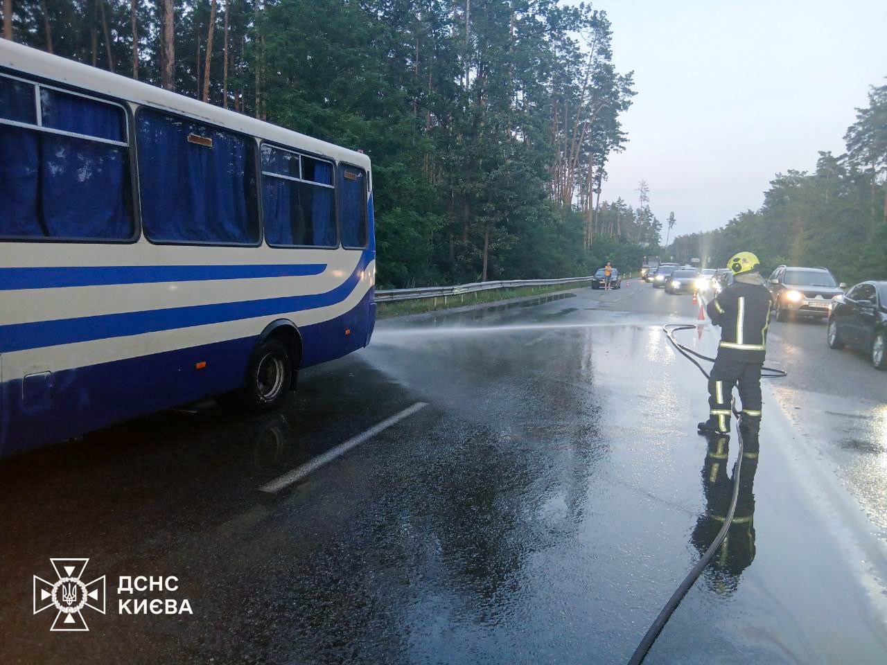 У Києві рейсовий автобус врізався в авто (фото) У Києві рейсовий автобус врізався в авто