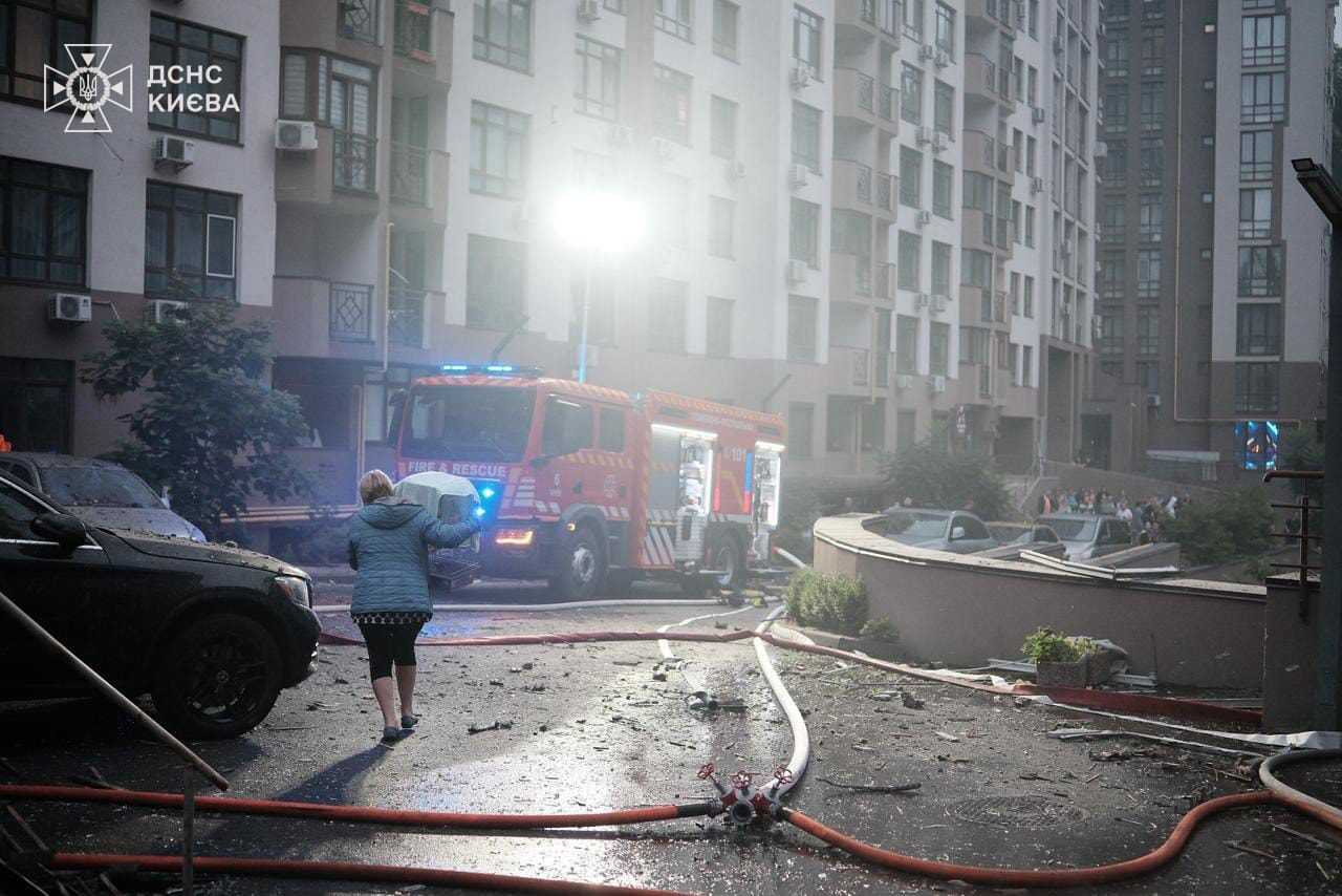 Армія росії атакувала столицю ракетами та БпЛА: загинула людина, пошкоджені станція метро, дитячий садочок, житлові будинки
