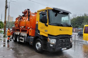 Через просадку покриття на проїжджій частині обмежено рух вулицею Лаврською