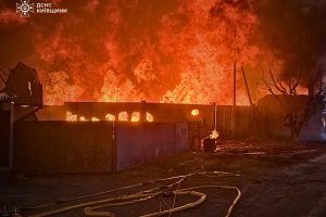 На Київщині триває ліквідація пожежі, що виникла на підприємстві в результаті нічної атаки БПЛА (фото) На Київщині триває ліквідація пожежі, що виникла на підприємстві в результаті нічної атаки БПЛА (фото)