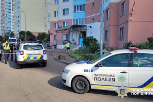 У Києві малюк випав з вікна 21 поверху багатоповерхівки У Києві малюк випав з вікна 21 поверху багатоповерхівки