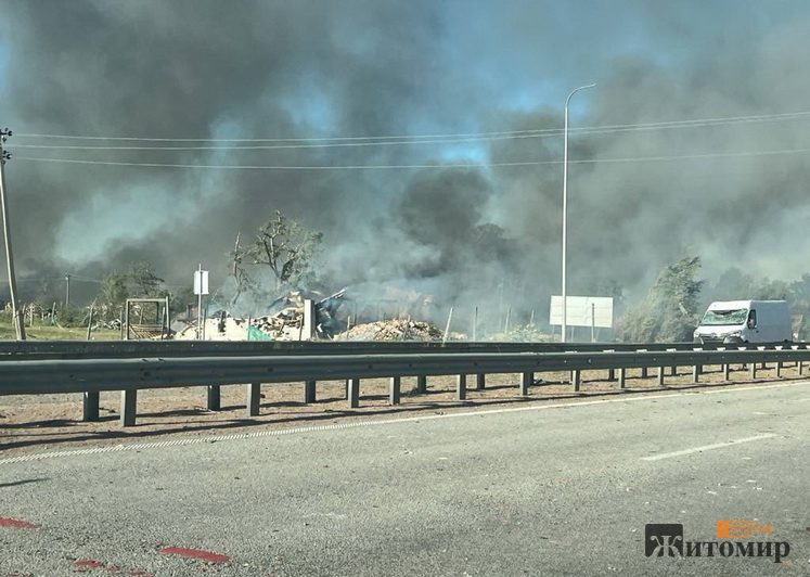 На Житомирщині на трасі "Київ-Чоп", де вчора сталося два вибухи, відновлено рух транспорту (фото)