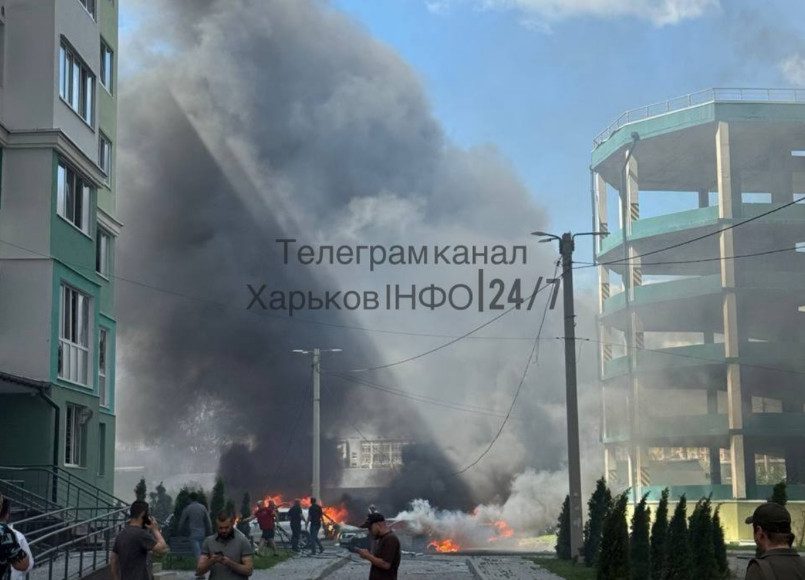 Російські терористи вдарили КАБами по житловій забудові в центрі Харкова Російські терористи вдарили КАБами по житловій забудові в центрі Харкова