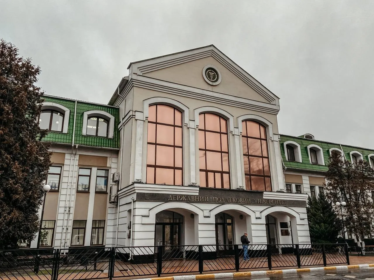 Покрівлю понівеченого росіянами Податкового університету в Ірпені відремонтують за 10,9 млн гривень