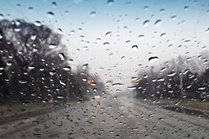 На Київщині через негоду знеструмлені понад 28 тисяч абонентів, тривають відновлювальні роботи