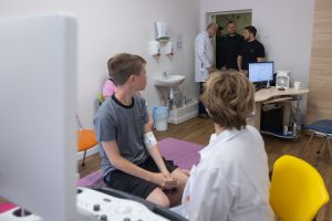 Президент України відвідав одну з дитячих лікарень Київщини, де успішно працює освітній центр Школа Супергероїв Президент України відвідав одну з дитячих лікарень Київщини, де успішно працює освітній центр Школа Супергероїв