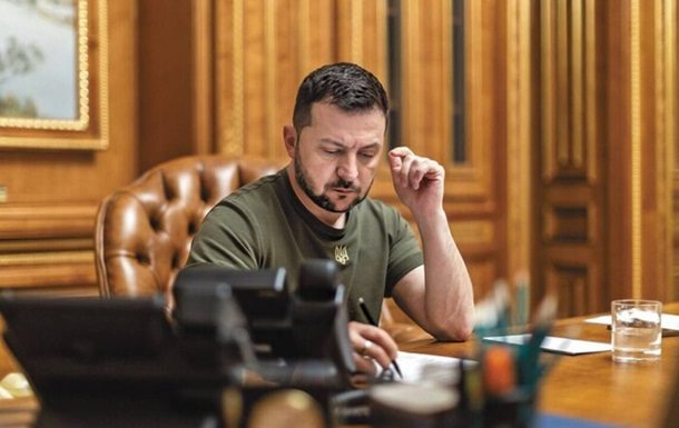 Зеленський підписав закони про громадянство, спецтрибунал, протипіхотні міни