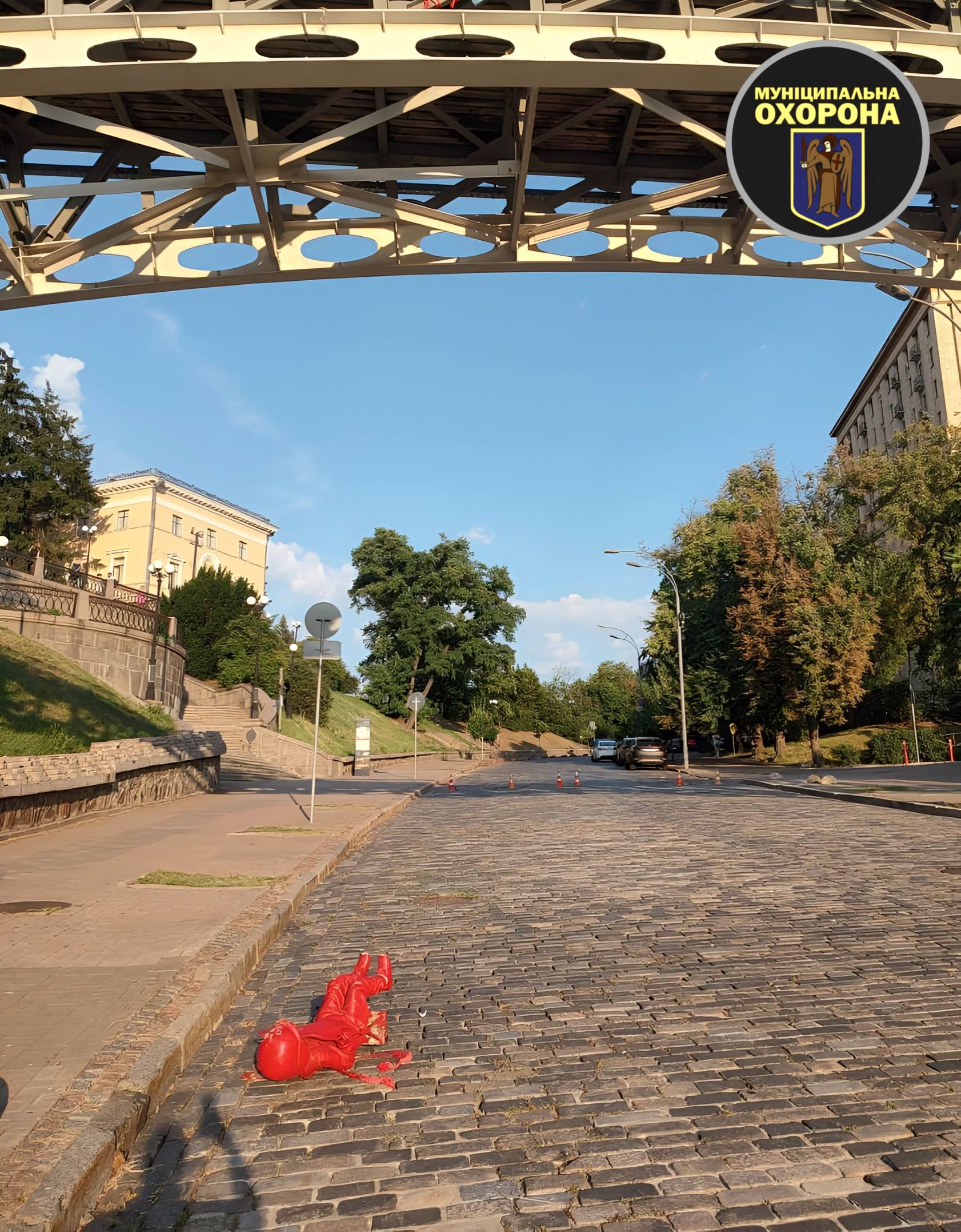 У столиці хуліган скинув з мосту скульптуру «Дівчинка на гойдалці» французького вуличного митця Коломіна