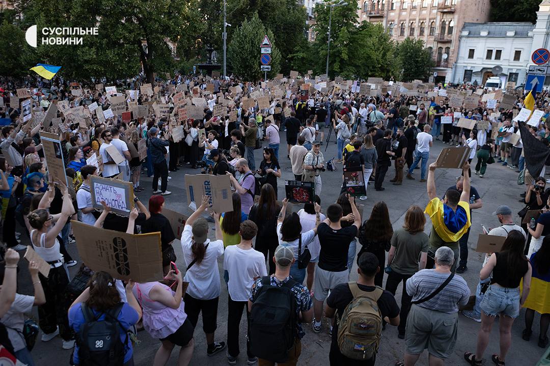 В Україні три дні поспіль проходили протести проти законопроєкту, який підриває незалежність НАБУ та САП (фото, відео) В Україні три дні поспіль проходили протести проти законопроєкту, який підриває незалежність НАБУ та САП