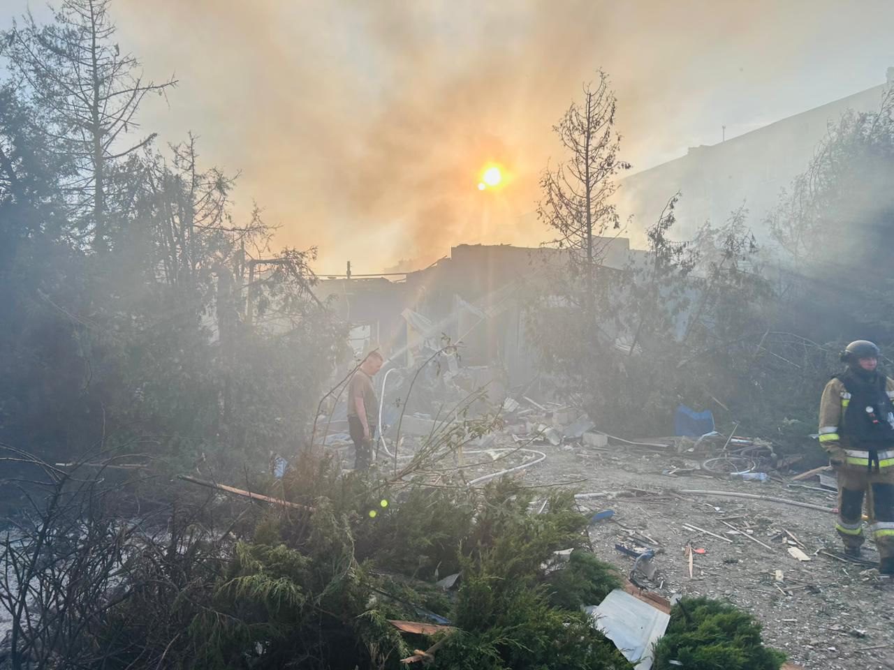 рф вдарила КАБ-500 по ТЦ у Добропіллі: двоє людей загинули, 14 - отримали поранення