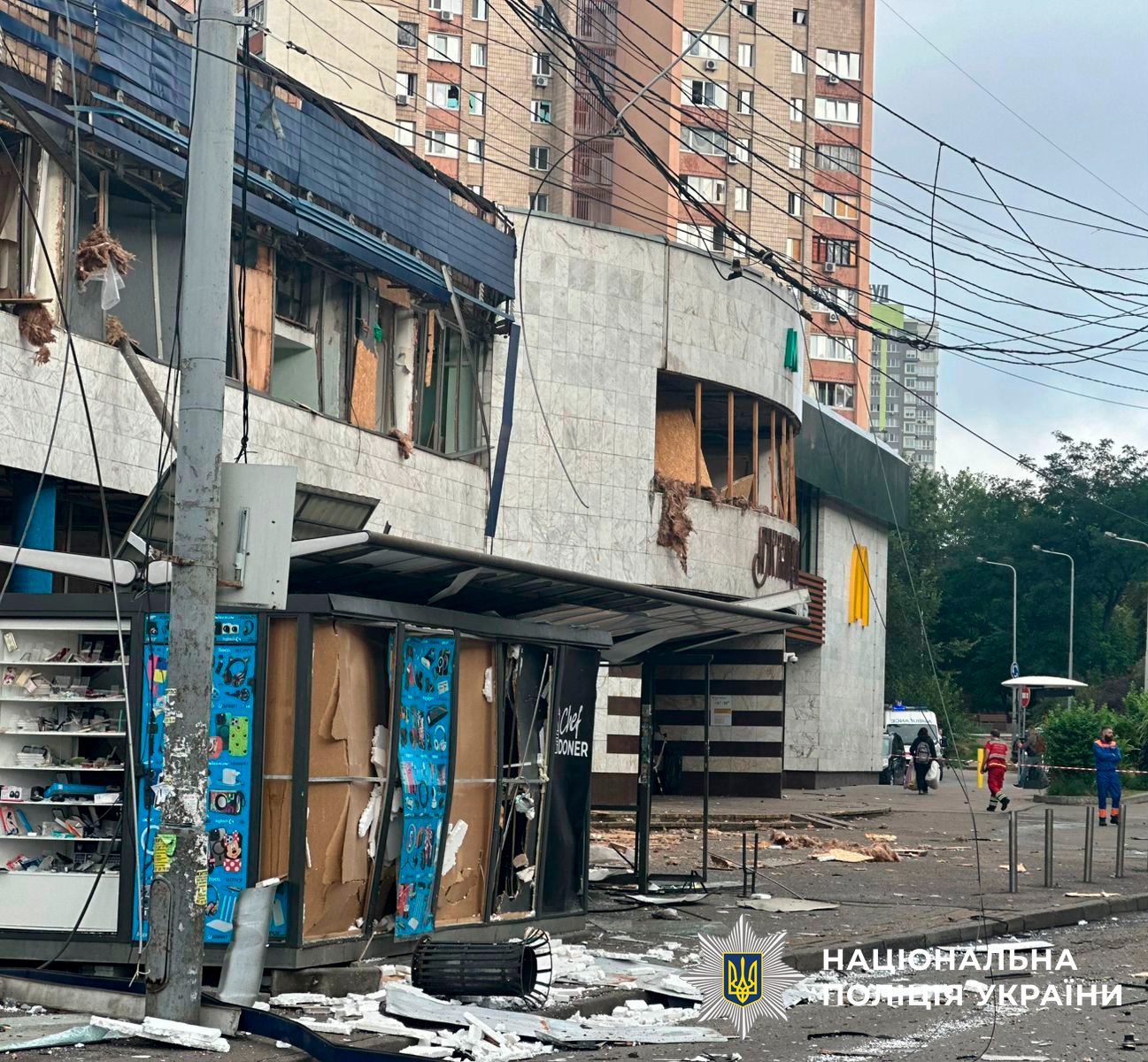 Армія росії атакувала столицю ракетами та БпЛА: загинула людина, пошкоджені станція метро, дитячий садочок, житлові будинки (фото)