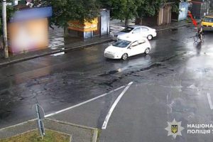 Велосипедисту, який стріляв по автівці жінки з дитиною, повідомили про підозру у хуліганстві Велосипедисту, який стріляв по автівці жінки з дитиною, повідомили про підозру у хуліганстві