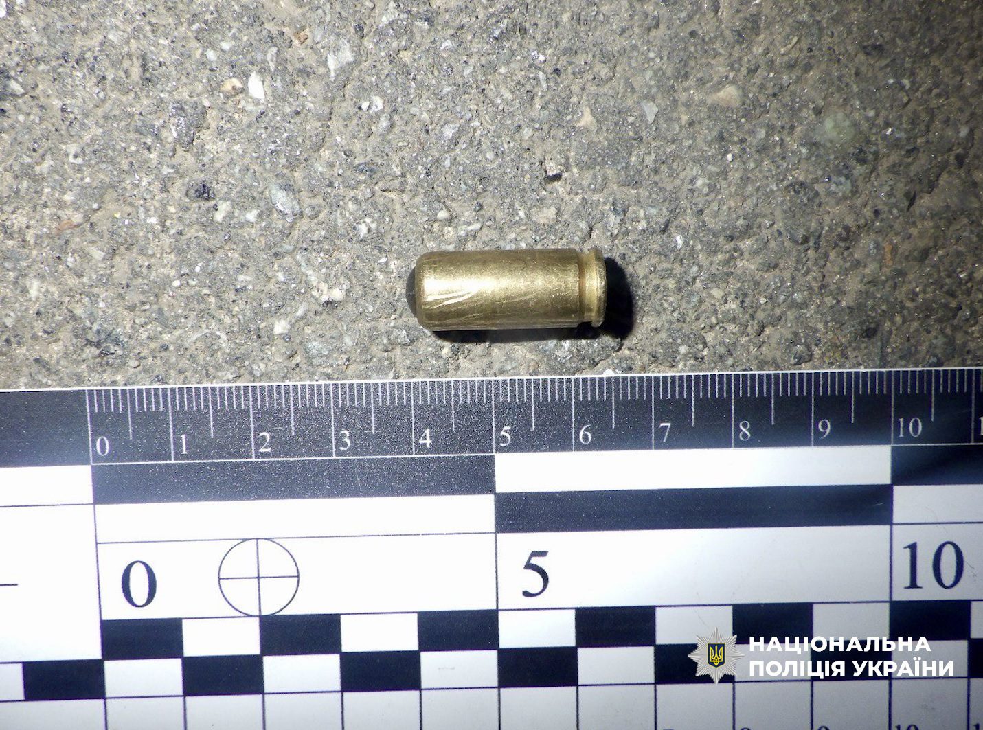 На Харківському масиві чоловік вистрілив у підлітків з травматичного пістолету, його затримали На Харківському масиві чоловік вистрілив у підлітків з травматичного пістолету, його затримали