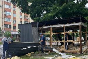 У столиці біля станції метро “Житомирська” демонтували 30 МАФів (фото) У столиці біля станції метро "Житомирська" демонтували 30 МАФів (фото)