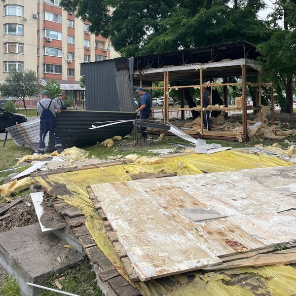 У столиці біля станції метро “Житомирська” демонтували 30 МАФів (фото)