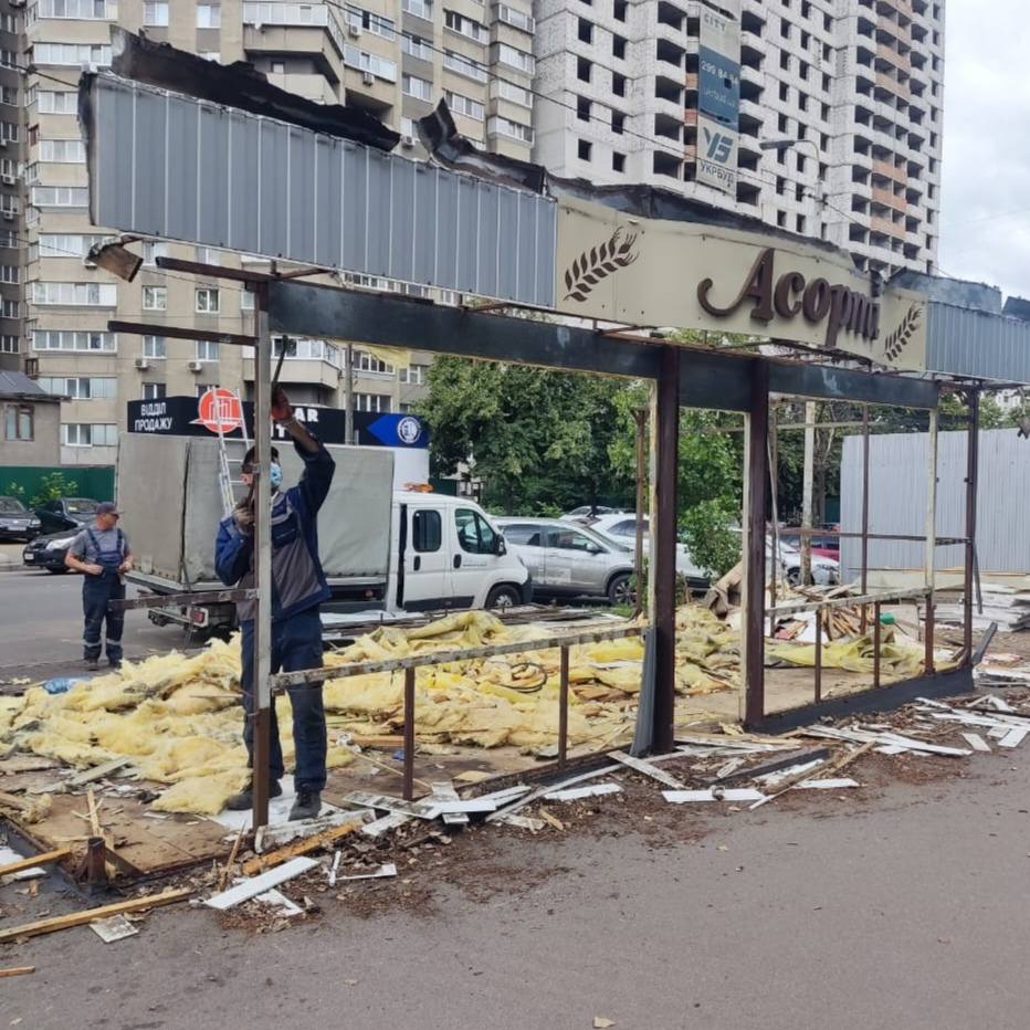 У столиці біля станції метро “Житомирська” демонтували 30 МАФів (фото)