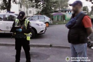 На Харківському масиві чоловік вистрілив у підлітків з травматичного пістолету, його затримали На Харківському масиві чоловік вистрілив у підлітків з травматичного пістолету, його затримали