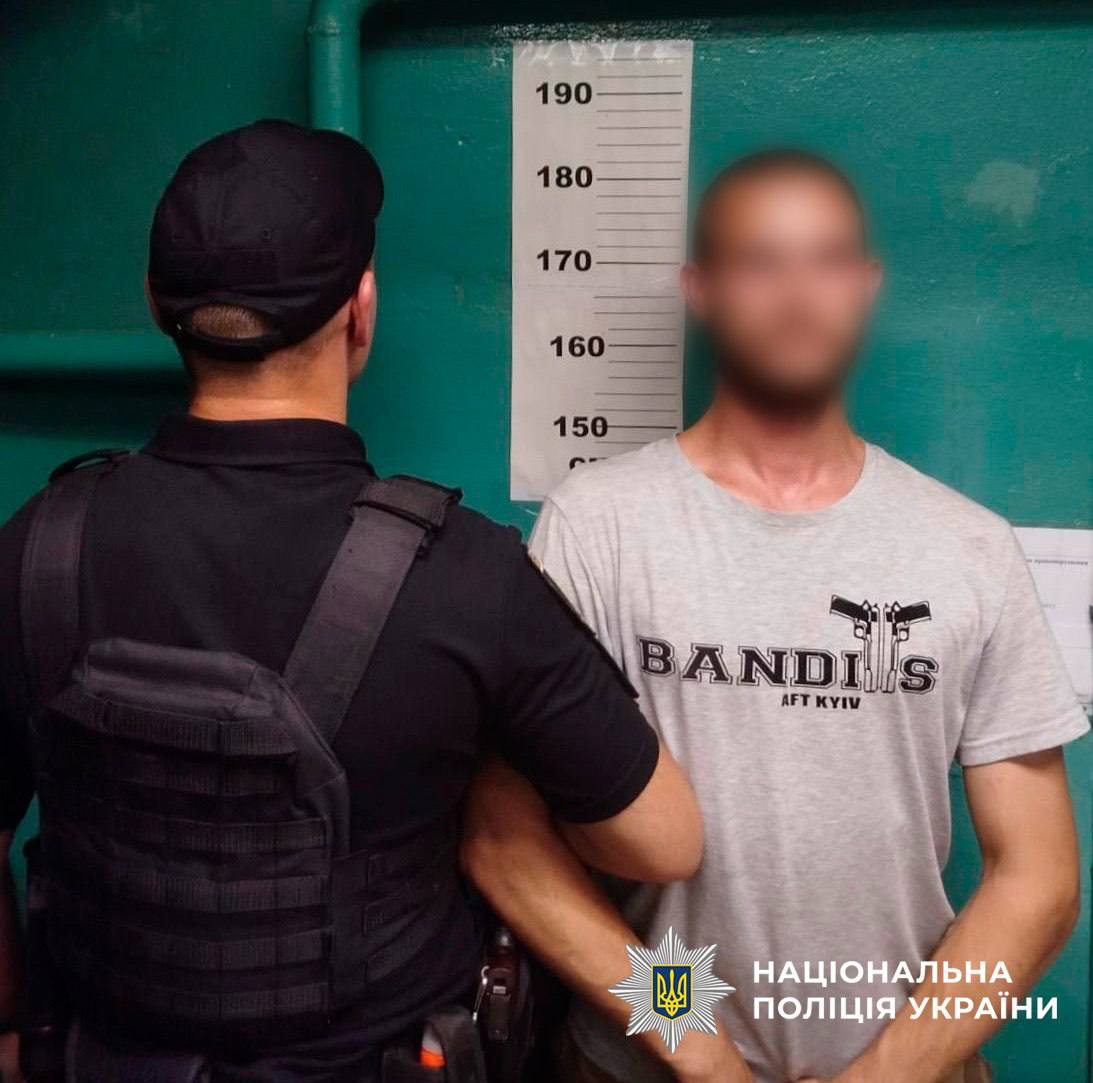 Поліцейські столичної підземки затримали “зачепера”, який п’яним катався між вагонами Поліцейські столичної підземки затримали “зачепера”, який п’яним катався між вагонами