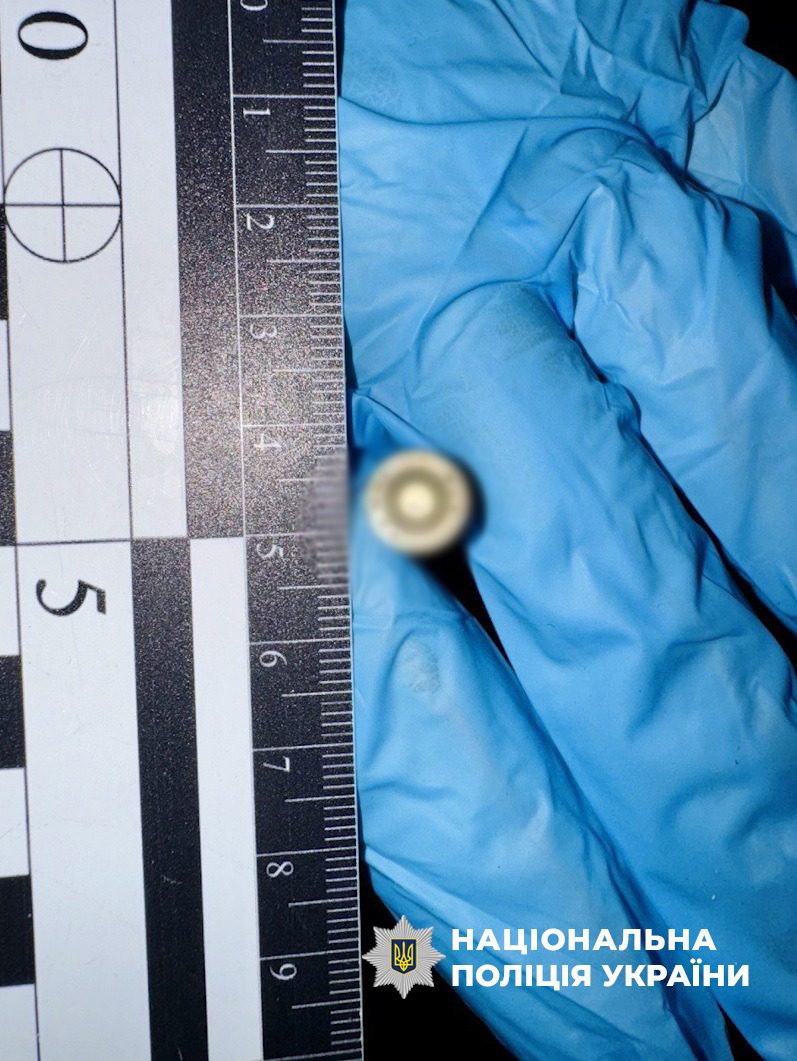 На Харківському масиві чоловік вистрілив у підлітків з травматичного пістолету, його затримали На Харківському масиві чоловік вистрілив у підлітків з травматичного пістолету, його затримали